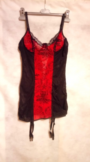 guêpière sexy rouge et noir dentelle