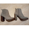 Paire de bottines grises femme